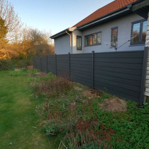 Stockholm komposithegn med aluminiumsstolper i antracit