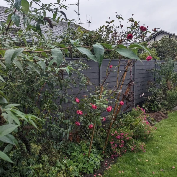 Stockholm komposithegn med aluminiumsstolper i antracit