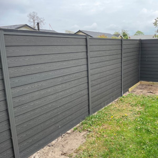 Stockholm komposithegn med aluminiumsstolper i antracit