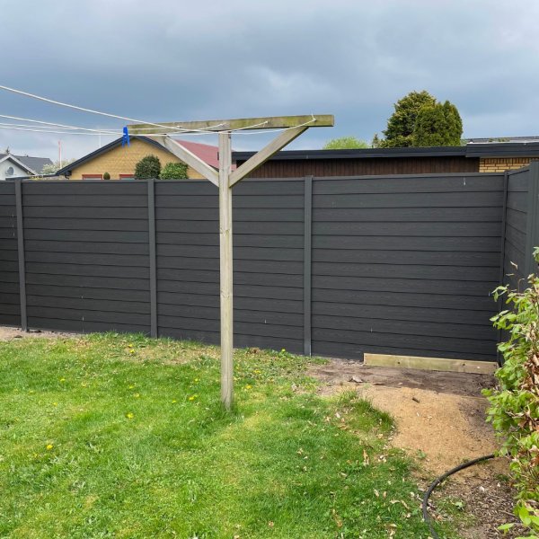 Stockholm komposithegn med aluminiumsstolper i antracit