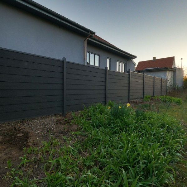 Stockholm komposithegn med aluminiumsstolper i antracit