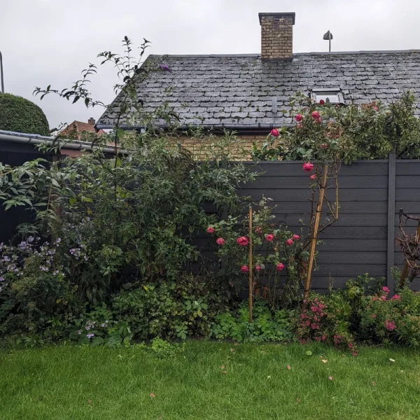 Stockholm komposithegn med aluminiumsstolper i antracit