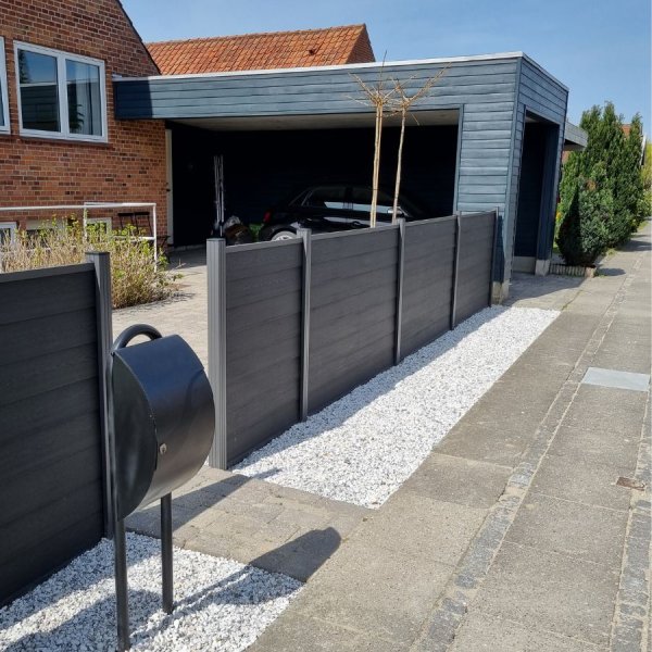 Stockholm komposithegn med aluminiumsstolper i antracit