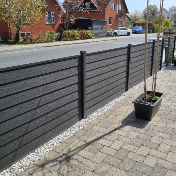 Stockholm komposithegn med aluminiumsstolper i antracit