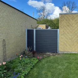 Stockholm dobbeltklink komposithegn med galvaniserede stlstolper - Slvklasse