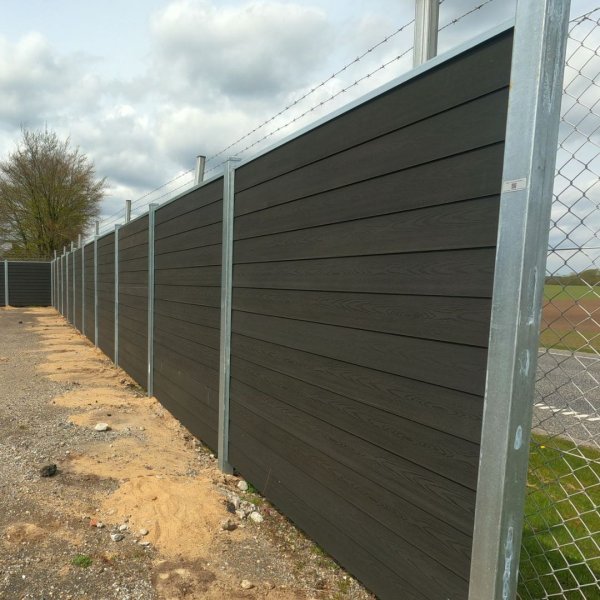 Stockholm dobbeltklink komposithegn med galvaniserede stlstolper - Slvklasse