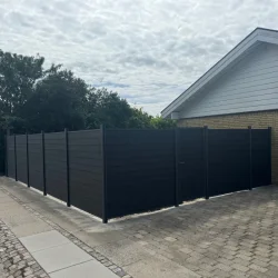 Stockholm komposithegn med aluminiumsstolper i antracit