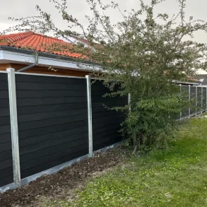 Stockholm komposithegn med stlbundplade og galvaniserede stlstolper - Slvklasse