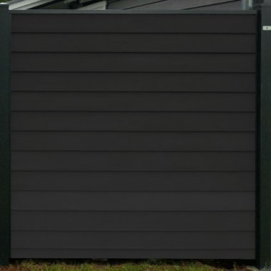 Stockholm komposithegn med pulverlakerede galvaniserede stålstolper (hegnsmodel)