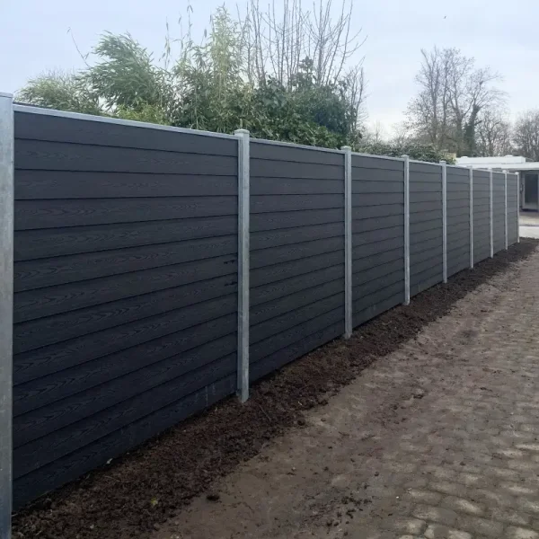 Stockholm dobbeltklink komposithegn med galvaniserede stlstolper - Slvklasse