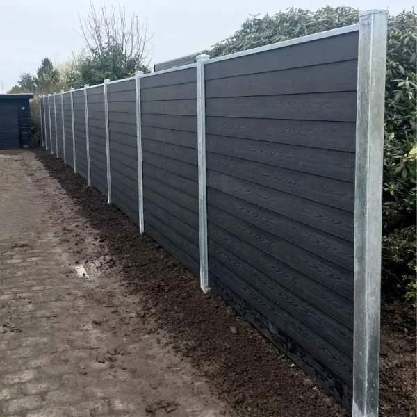 Stockholm dobbeltklink komposithegn med galvaniserede stlstolper - Slvklasse