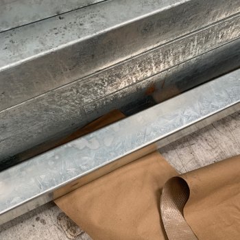 Bronzeklasse: Stockholm dobbeltklink komposithegn med 2. sort. galv. stlstolper og tilbehr