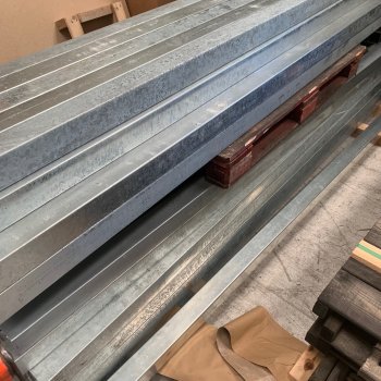 Bronzeklasse: Stockholm dobbeltklink komposithegn med 2. sort. galv. stlstolper og tilbehr