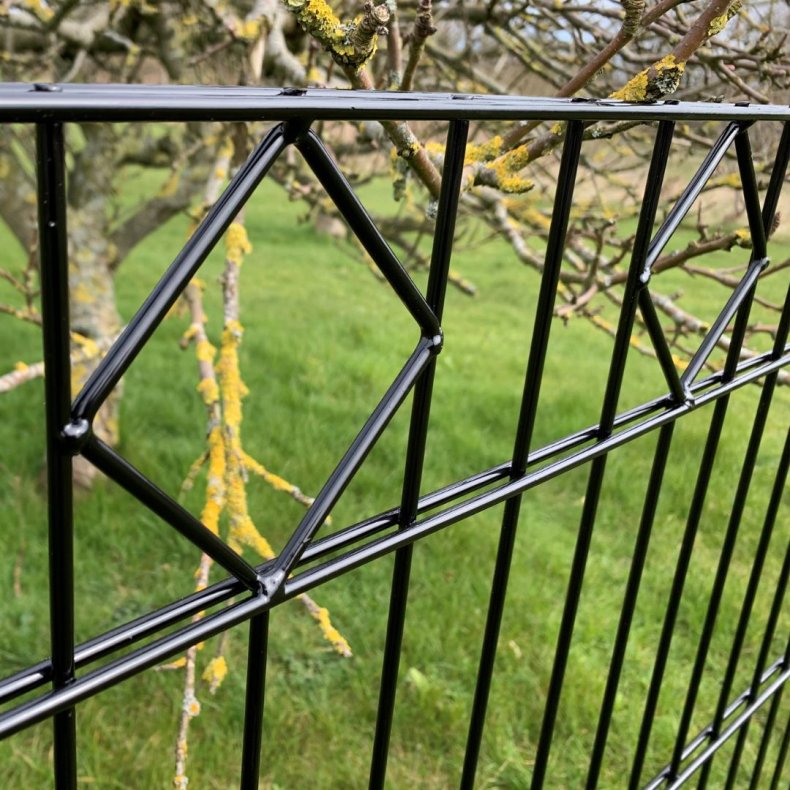 Tisvilde sort panelhegn med deko "&loz;" inkl. metalstolper - Slvklasse