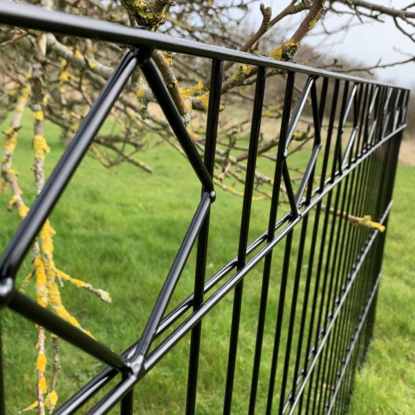 Tisvilde panelhegn 200x95 cm  sort dekorhegn med elegant design