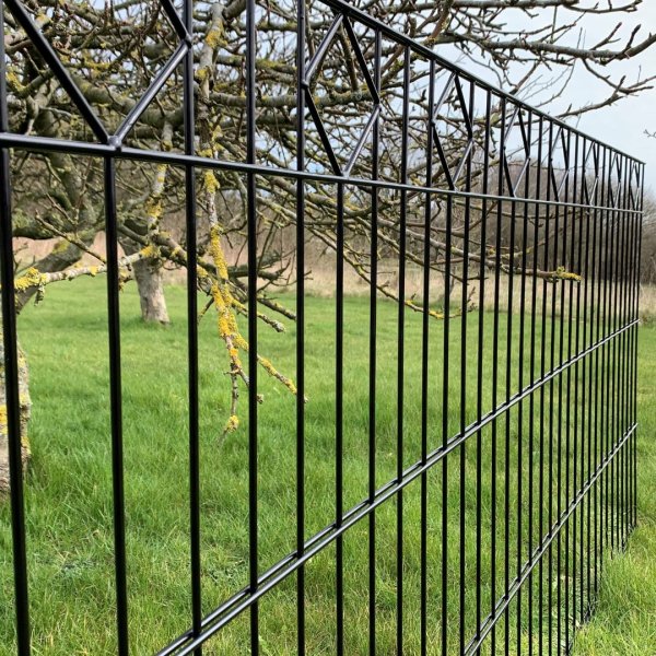 Panelhegn Tisvilde med &loz;-dekoration inkl. metalstolper og tilbehr - Slvklasse