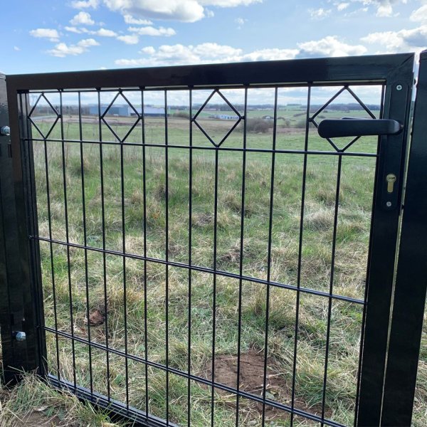 Tisvilde lge 100x95 cm  elegant sort lge med &loz;-dekoration