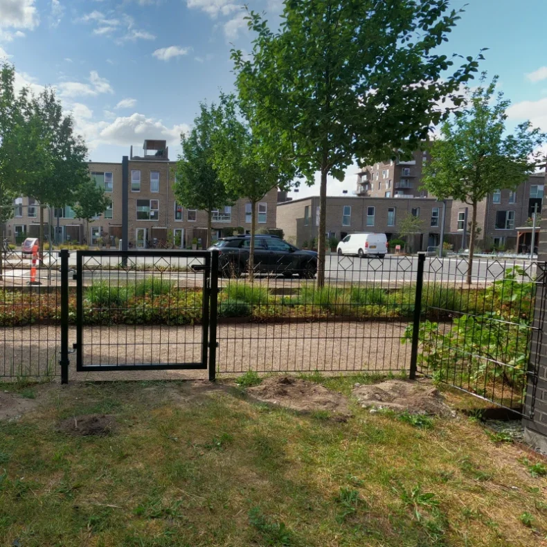 Tisvilde sort panelhegn med deko "&loz;" inkl. metalstolper - Slvklasse