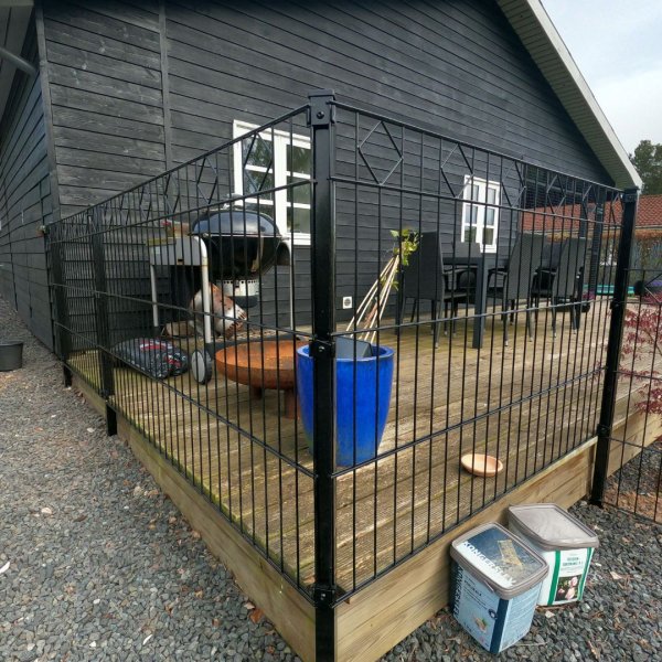 Tisvilde panelhegn 200x95 cm  sort dekorhegn med elegant design