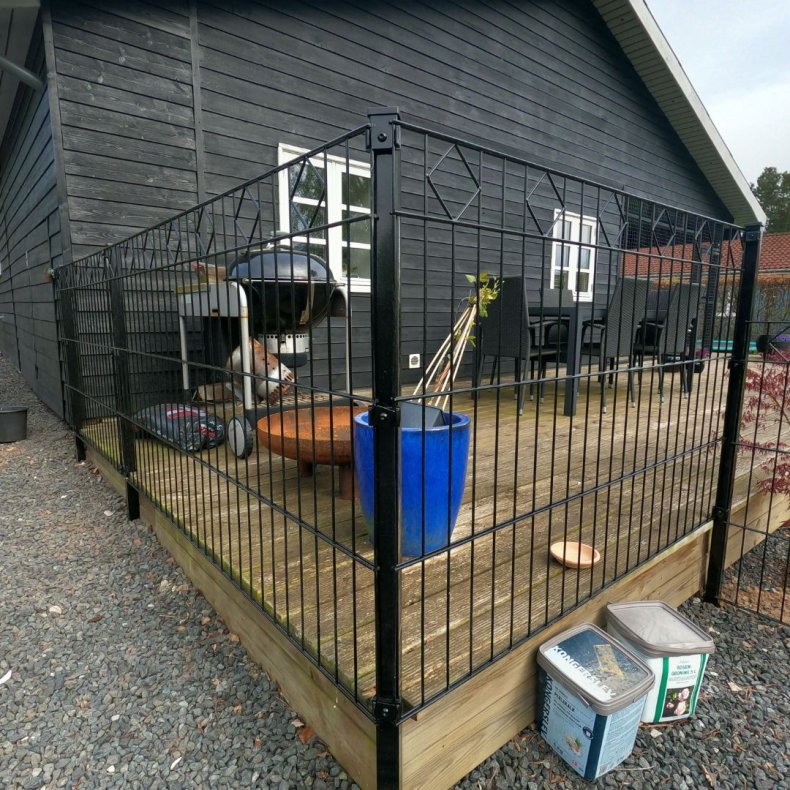 Panelhegn 200x95cm med &loz; dekoration i sort - model Tisvilde