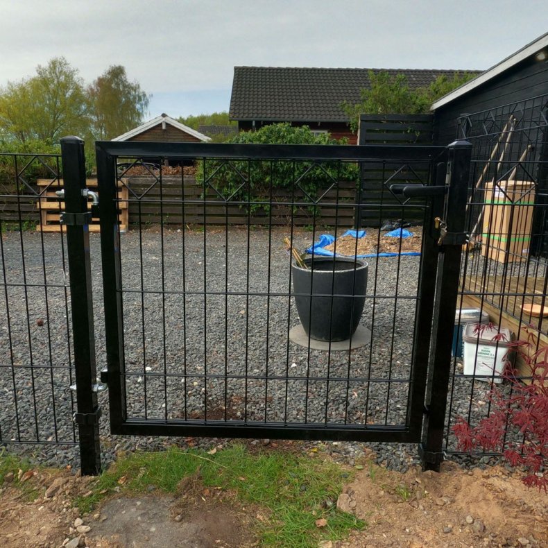 Lge til panelhegn i sort med &loz; dekoration 100x95cm - model Tisvilde