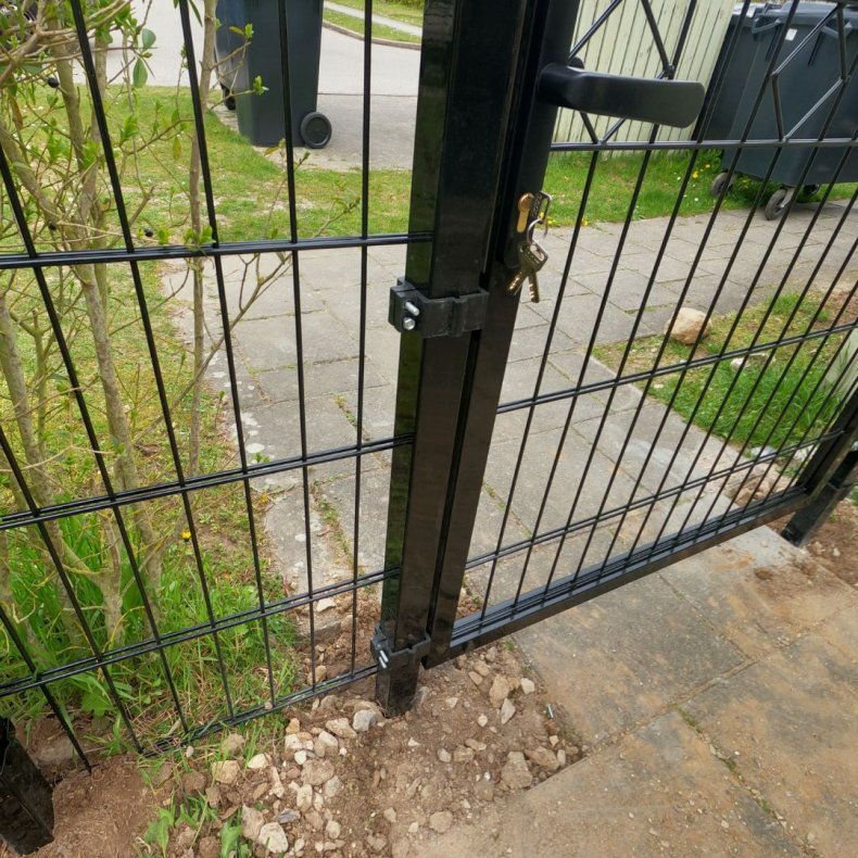 Lge til panelhegn i sort med &loz; dekoration 100x95cm - model Tisvilde