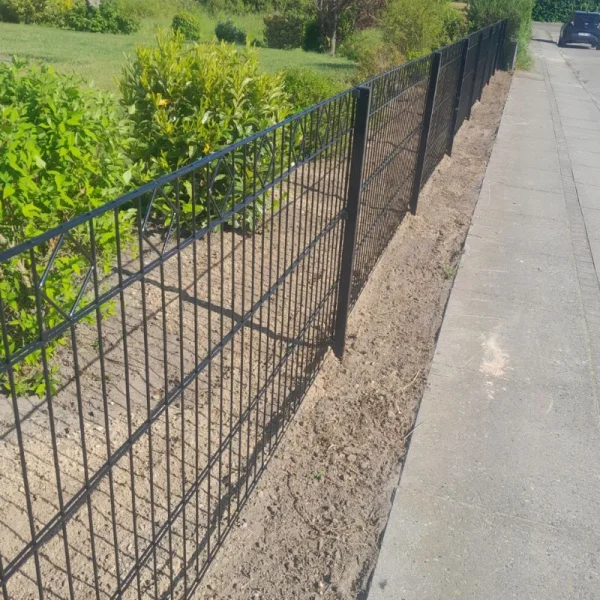 Panelhegn Tisvilde med &loz;-dekoration inkl. metalstolper og tilbehr - Slvklasse