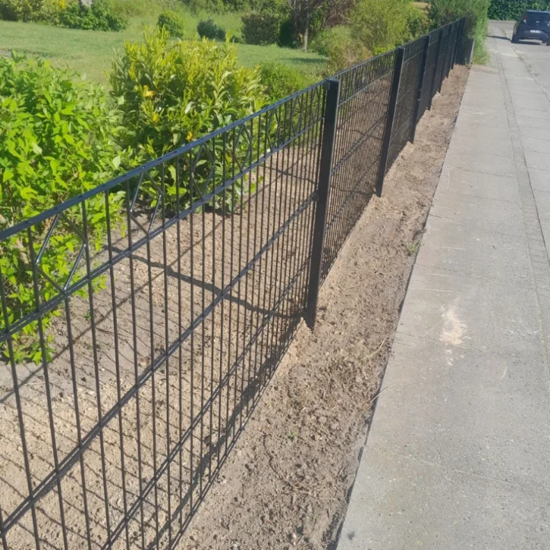 Tisvilde sort panelhegn med deko "&loz;" inkl. metalstolper - Slvklasse