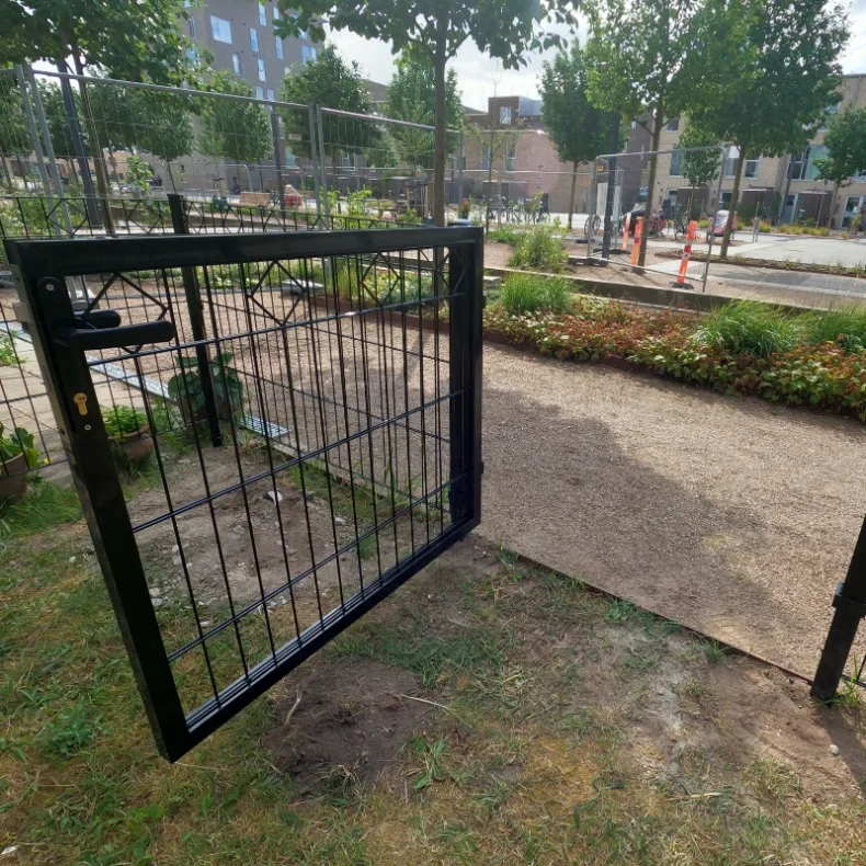 Lge til panelhegn i sort med &loz; dekoration 100x95cm - model Tisvilde