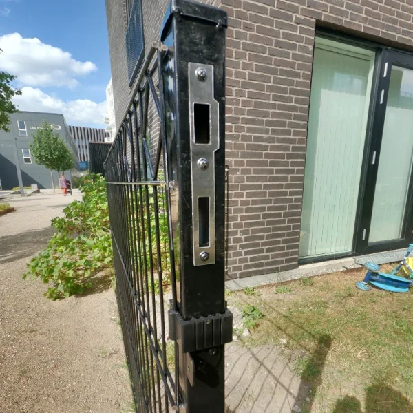 Tisvilde lge 100x95 cm  elegant sort lge med &loz;-dekoration