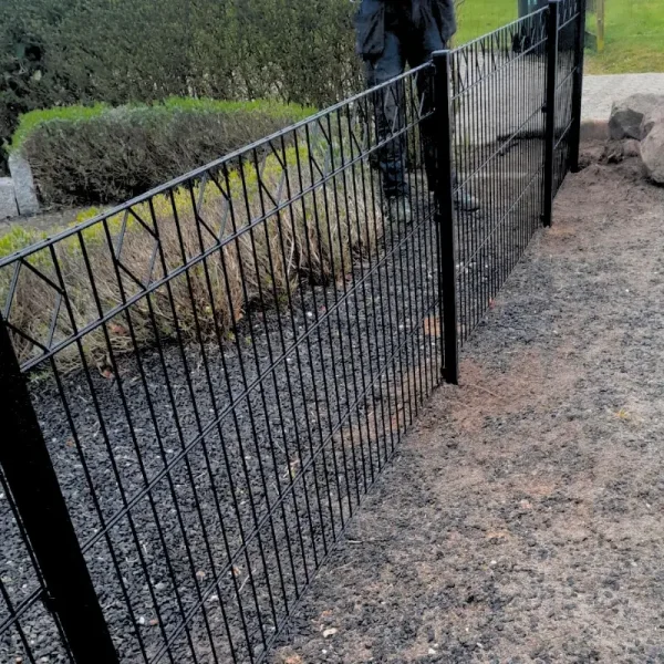 Panelhegn Tisvilde med &loz;-dekoration inkl. metalstolper og tilbehr - Slvklasse