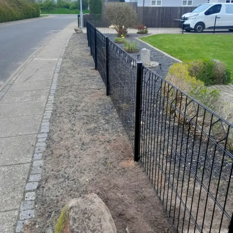 Tisvilde sort panelhegn med deko "&loz;" inkl. metalstolper - Slvklasse