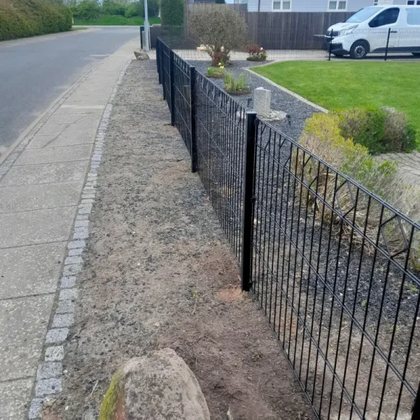 Tisvilde panelhegn 200x95 cm  sort dekorhegn med elegant design