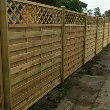Kraftig lamelhegn med espalier model Toftlund (hegnsmodel)