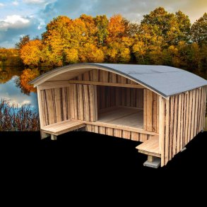 Troldhytten de Luxe XL shelter i l�rketr� med skyded�re 