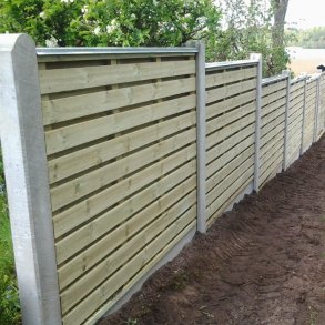 Vandret brddehegn med betonbundplade og betonstolper - Guldklasse