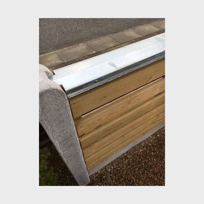 Vandret brddehegn med betonbundplade og betonstolper - Guldklasse