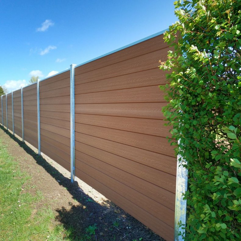 Guldklasse: Nice komposithegn med galvaniserede stlstolper og tilbehr Brun 210cm