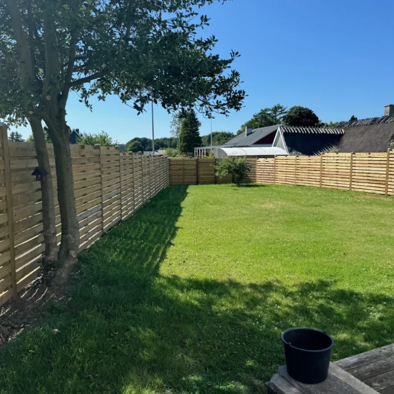 Frslev plankevrk i grnt trykimprgneret tr med trstolper - Guldklasse