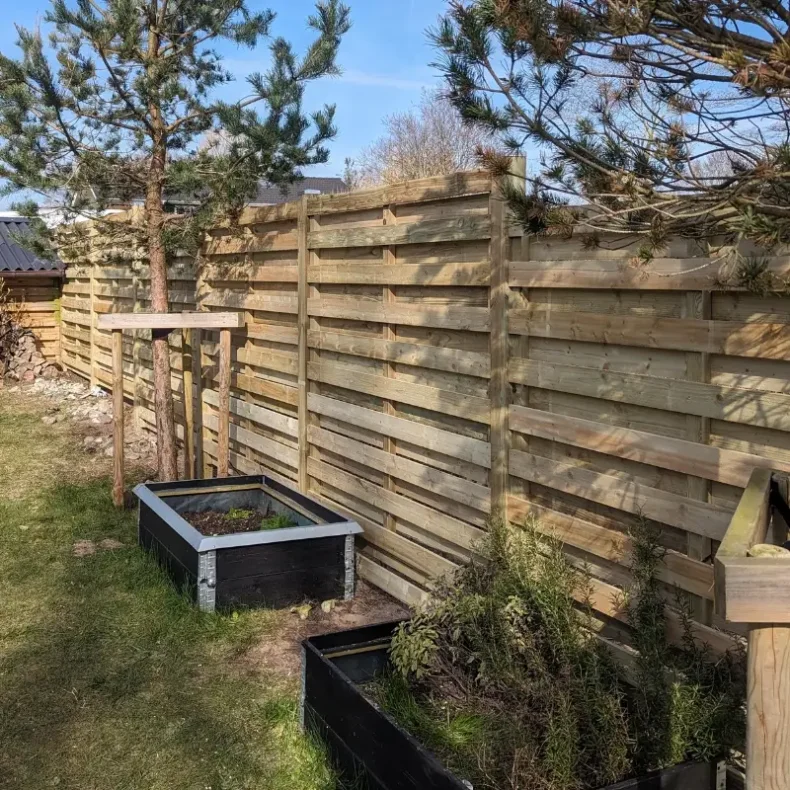 Frslev plankevrk i grnt trykimprgneret tr med trstolper - Guldklasse