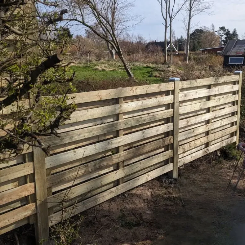 Frslev plankevrk i grnt trykimprgneret tr med trstolper - Guldklasse